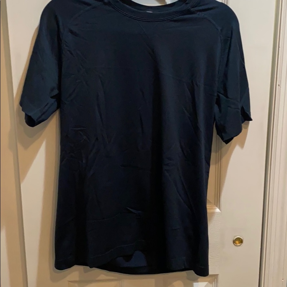Men’s medium blue lulu short sleeve workout top